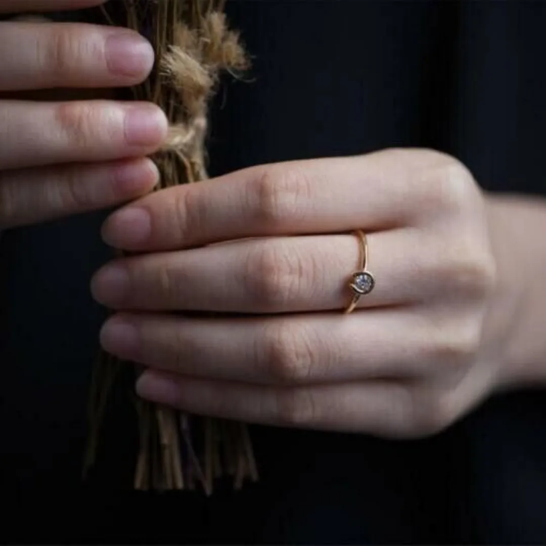 /public/photos/live/Solitaire Round Moissanite Lucky Horseshoe Ring 775 (1).webp